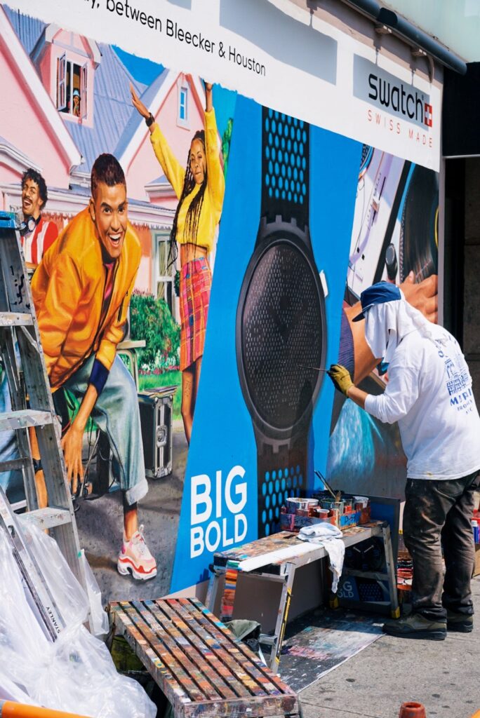 Persona pintando una publicidad
