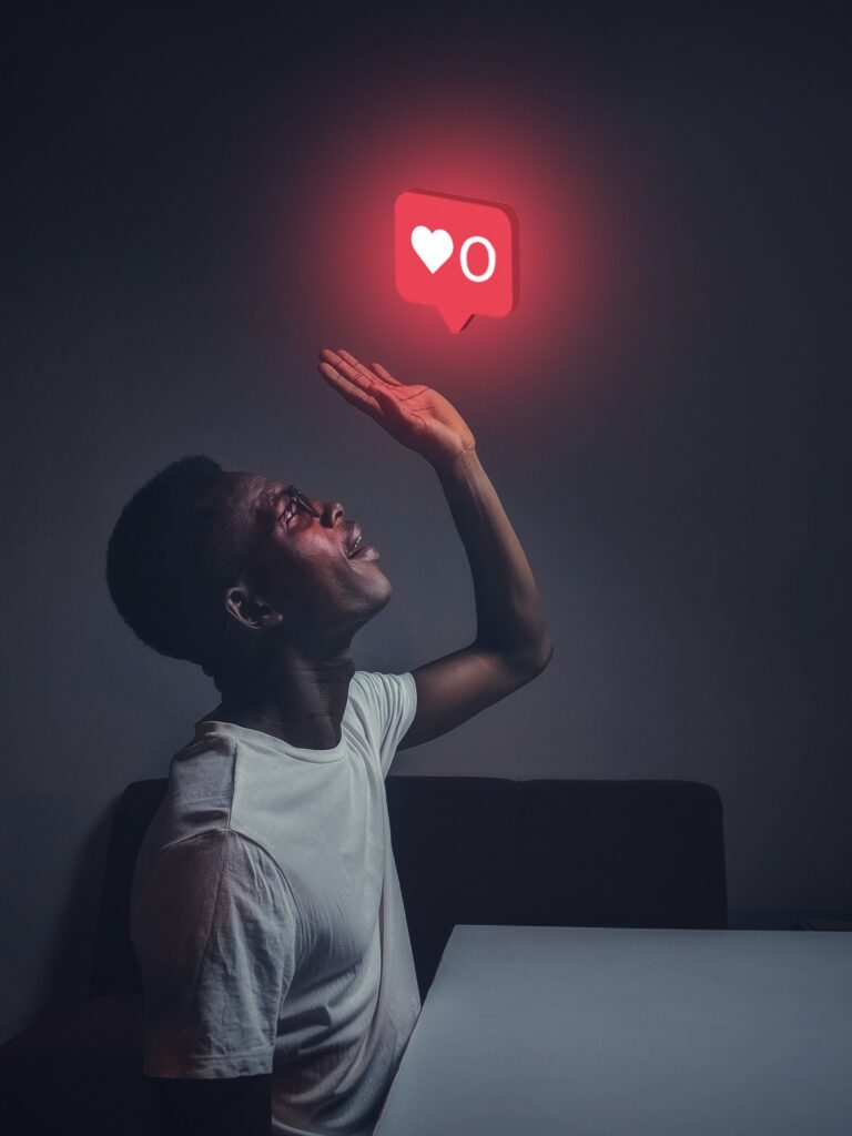 Persona tocando un holograma en forma de corazon